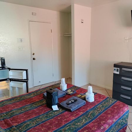 Crown Inn & Suites Spring Valley  Buitenkant foto