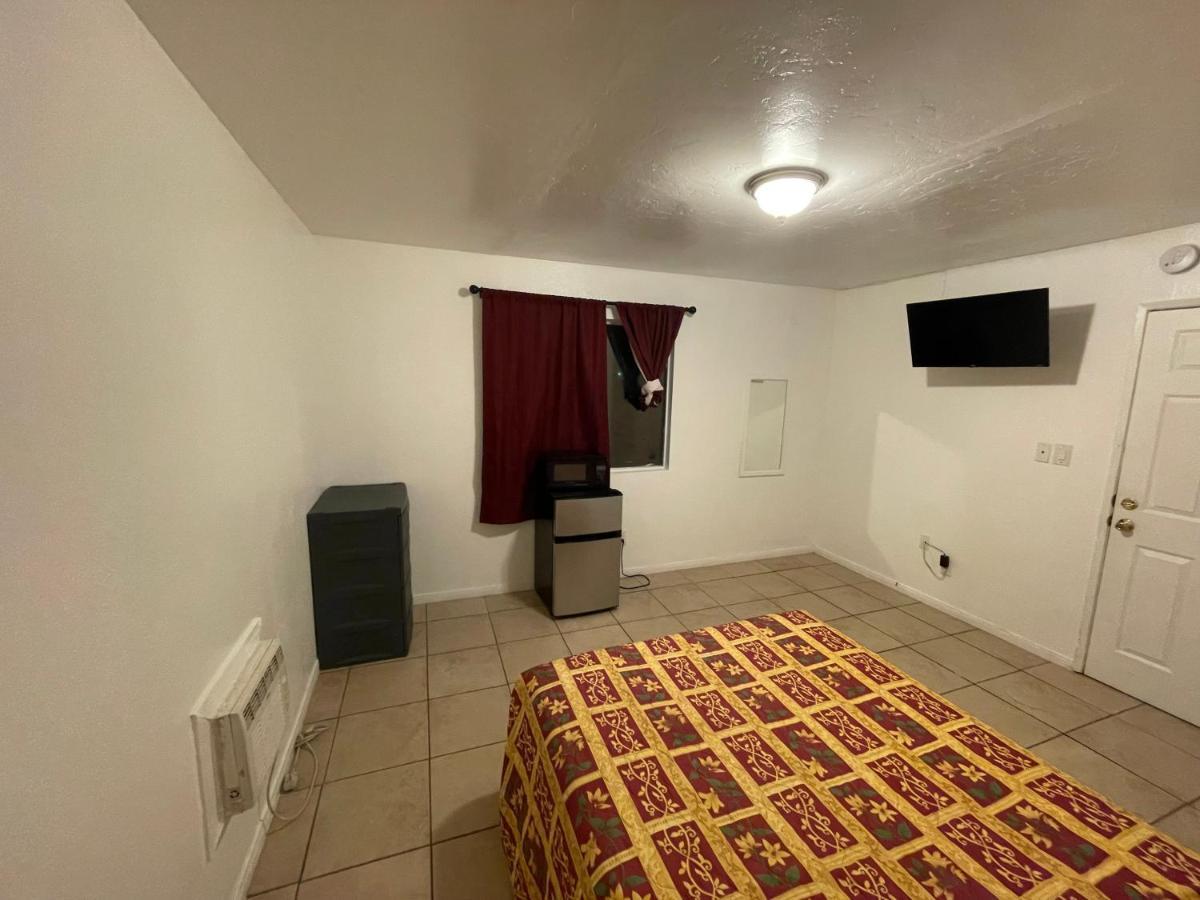 Crown Inn & Suites Spring Valley  Buitenkant foto