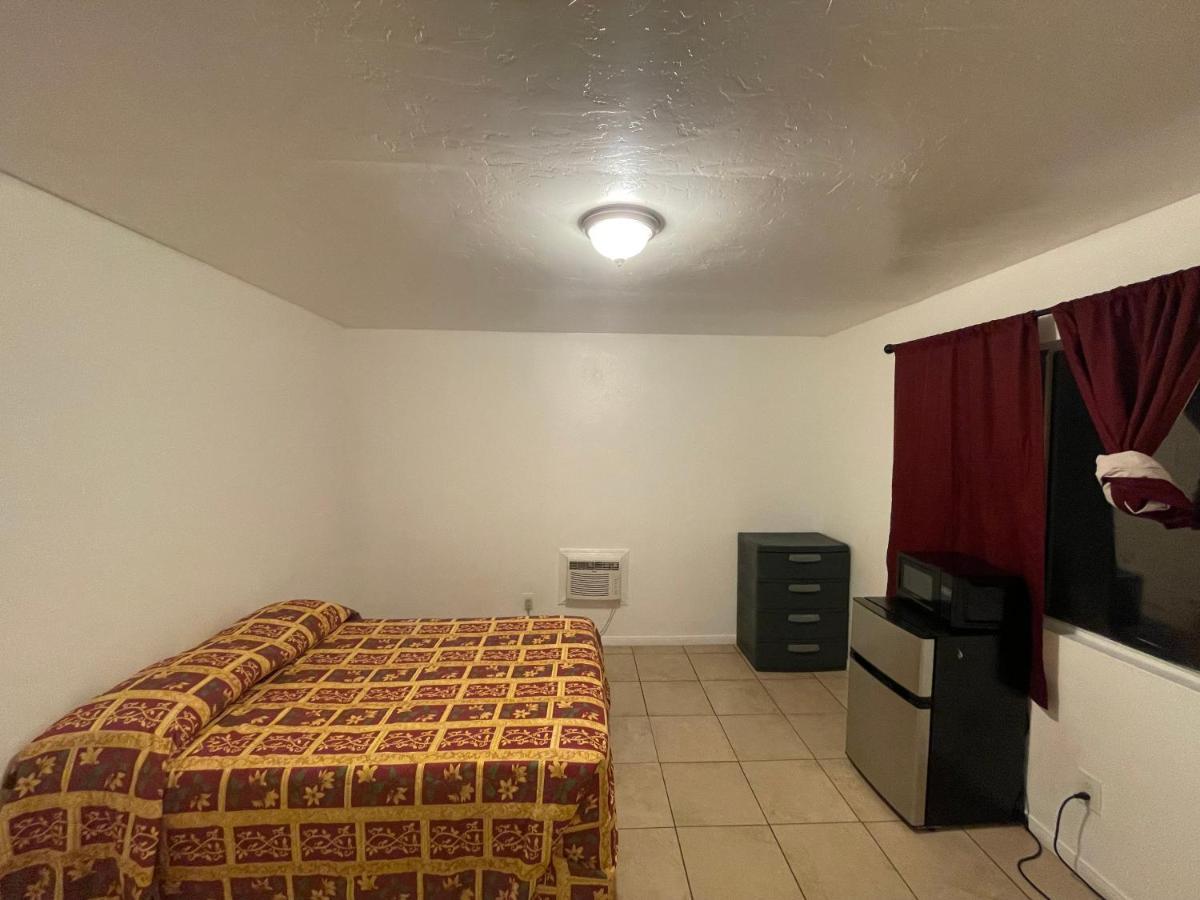 Crown Inn & Suites Spring Valley  Buitenkant foto