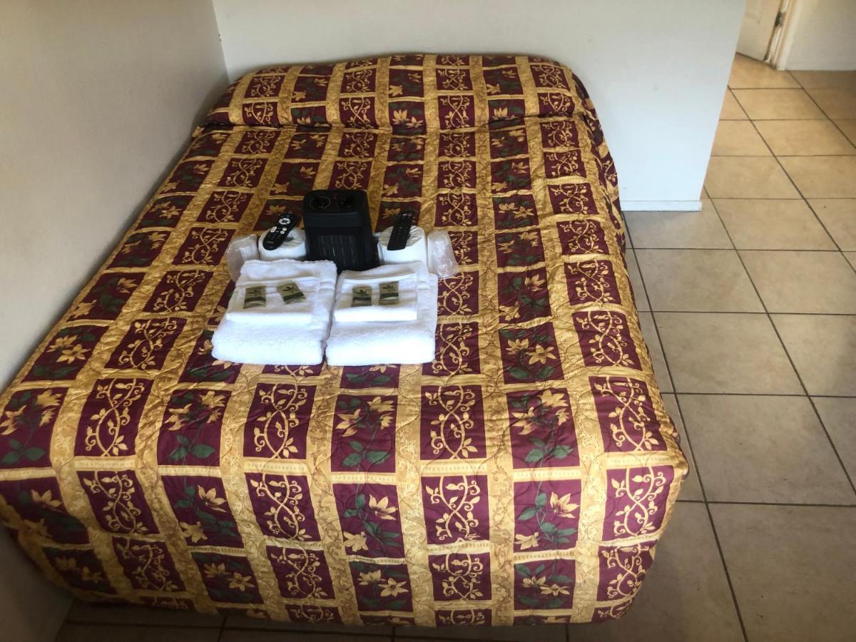 Crown Inn & Suites Spring Valley  Buitenkant foto