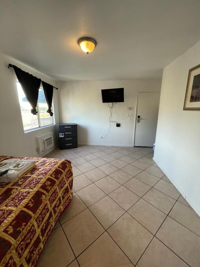 Crown Inn & Suites Spring Valley  Buitenkant foto