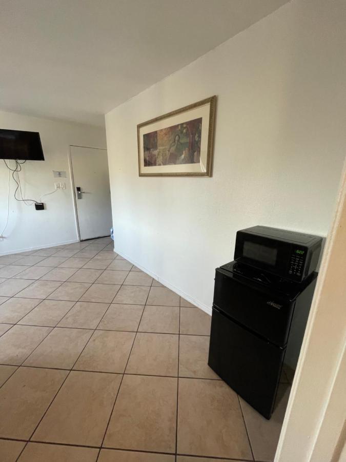 Crown Inn & Suites Spring Valley  Buitenkant foto