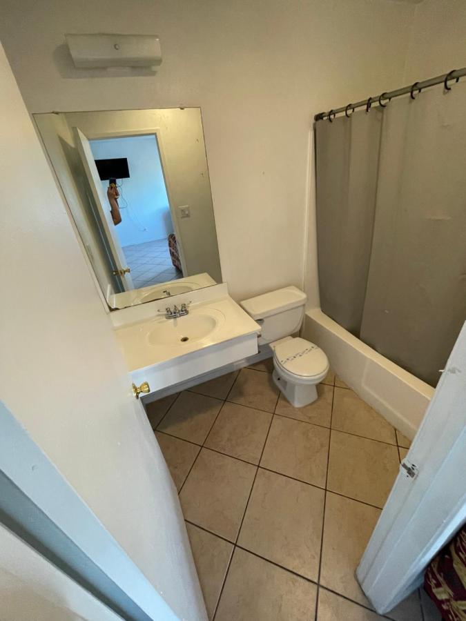 Crown Inn & Suites Spring Valley  Buitenkant foto
