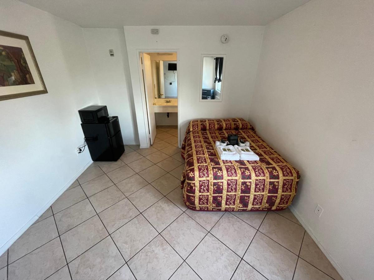 Crown Inn & Suites Spring Valley  Buitenkant foto