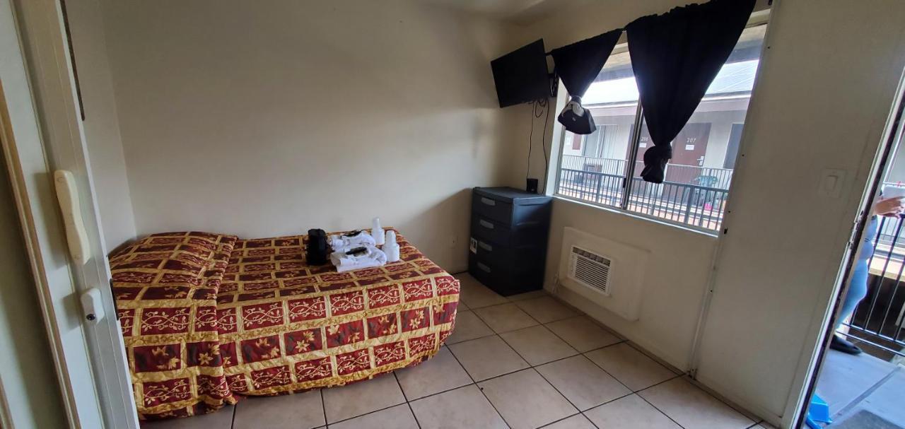 Crown Inn & Suites Spring Valley  Buitenkant foto