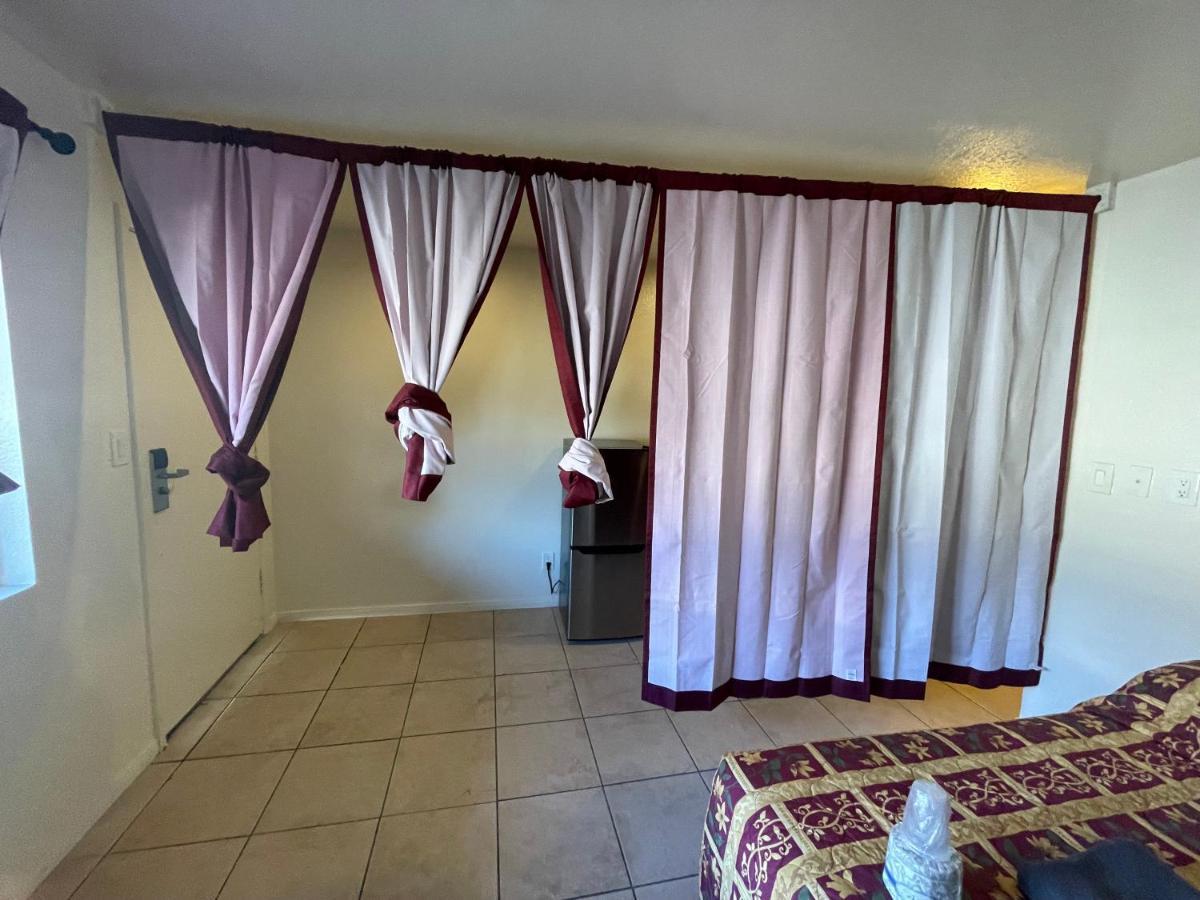 Crown Inn & Suites Spring Valley  Buitenkant foto