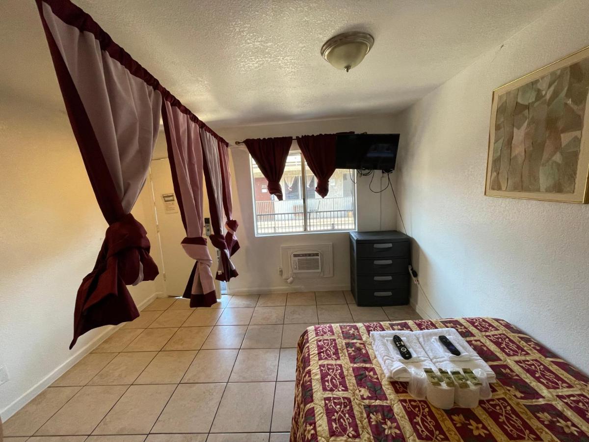 Crown Inn & Suites Spring Valley  Buitenkant foto