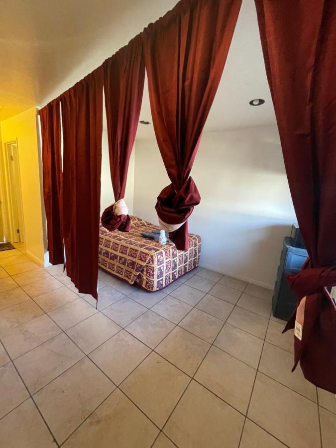 Crown Inn & Suites Spring Valley  Buitenkant foto