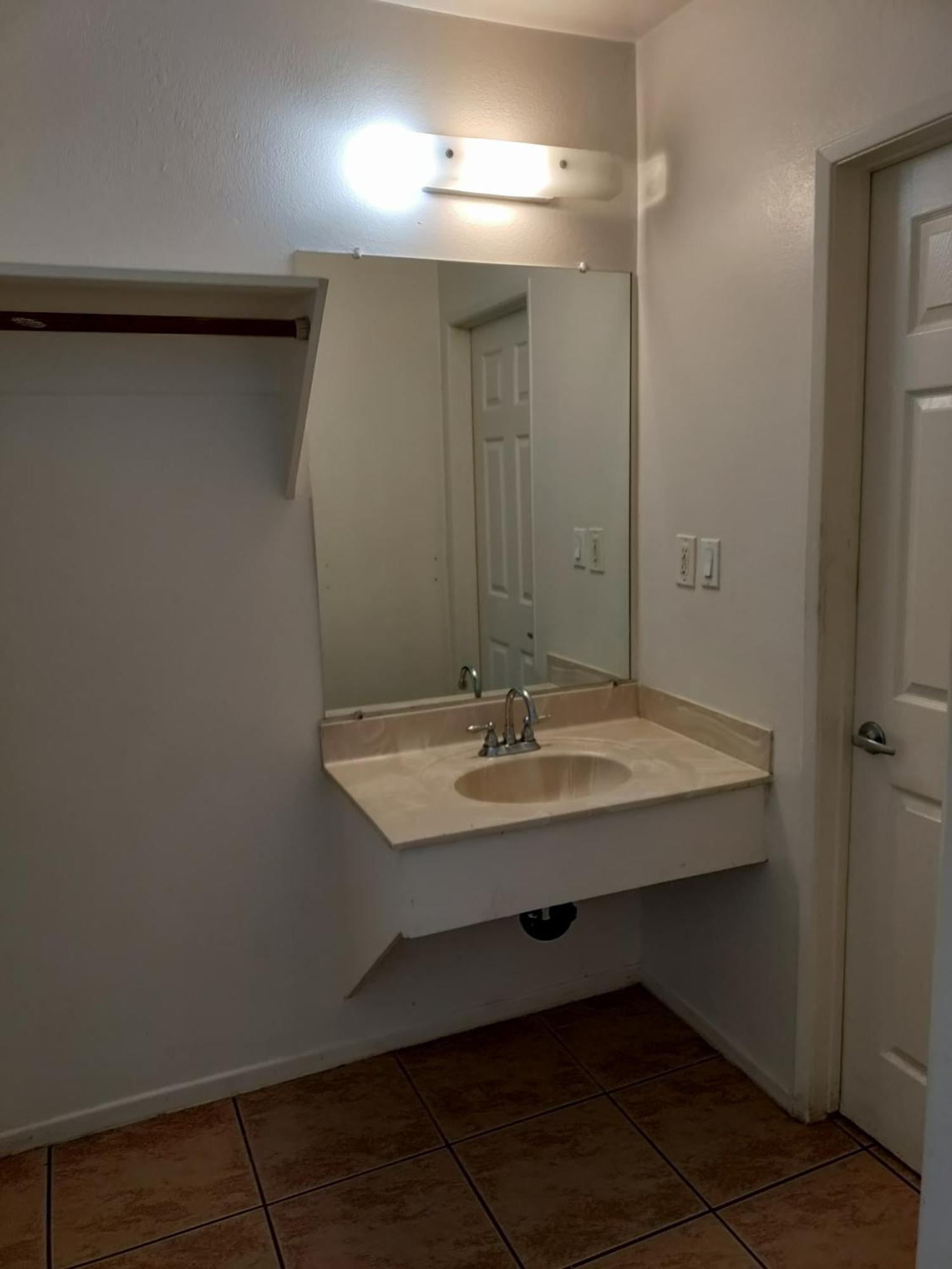 Crown Inn & Suites Spring Valley  Buitenkant foto