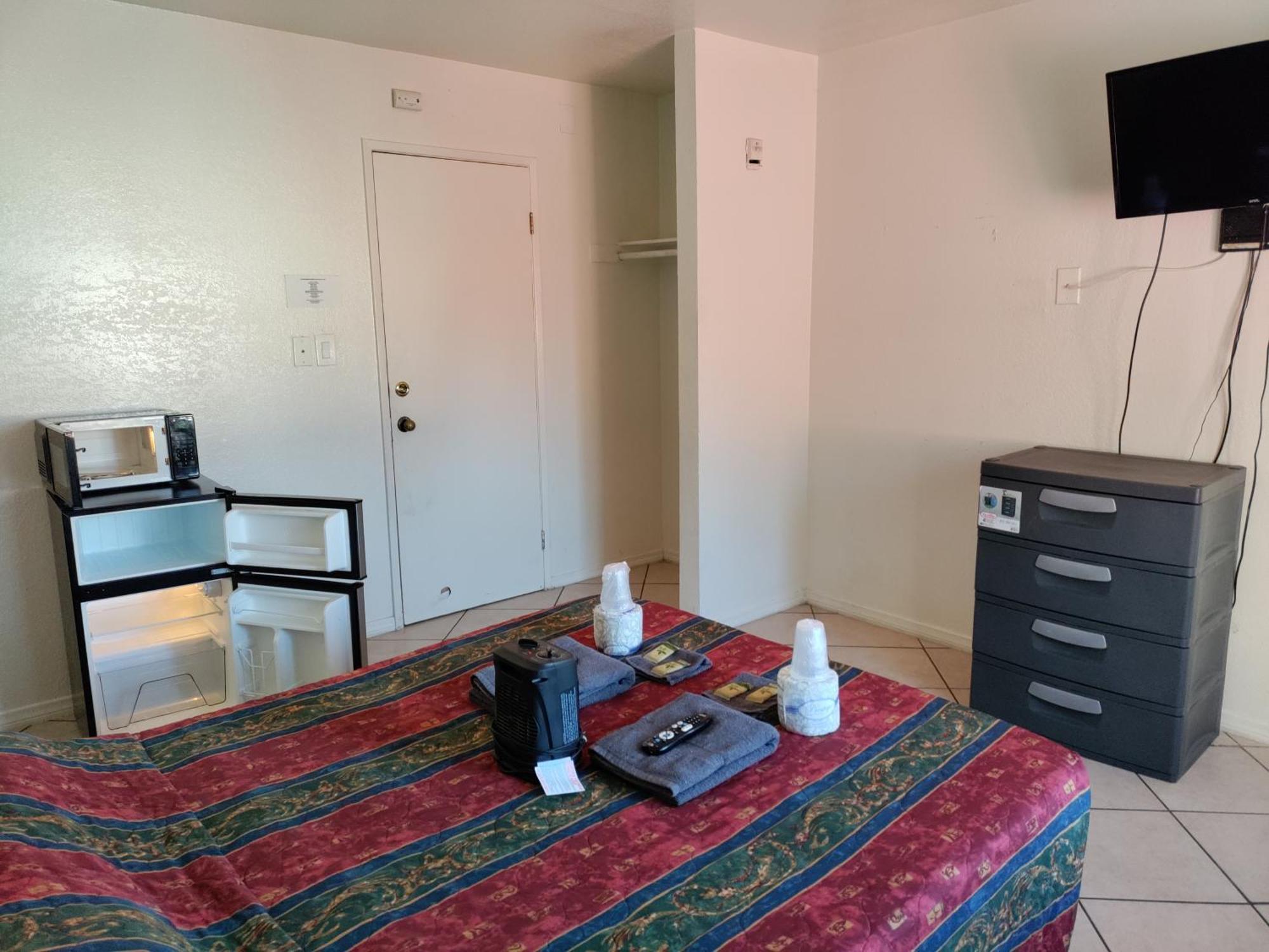 Crown Inn & Suites Spring Valley  Buitenkant foto