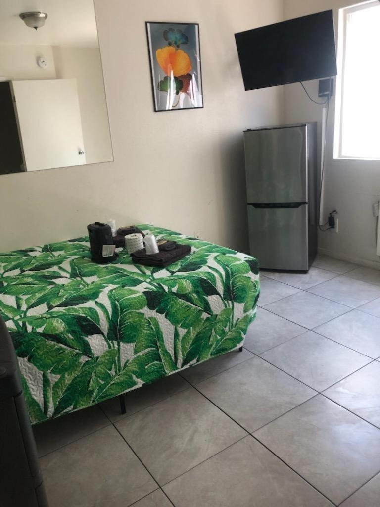 Crown Inn & Suites Spring Valley  Buitenkant foto
