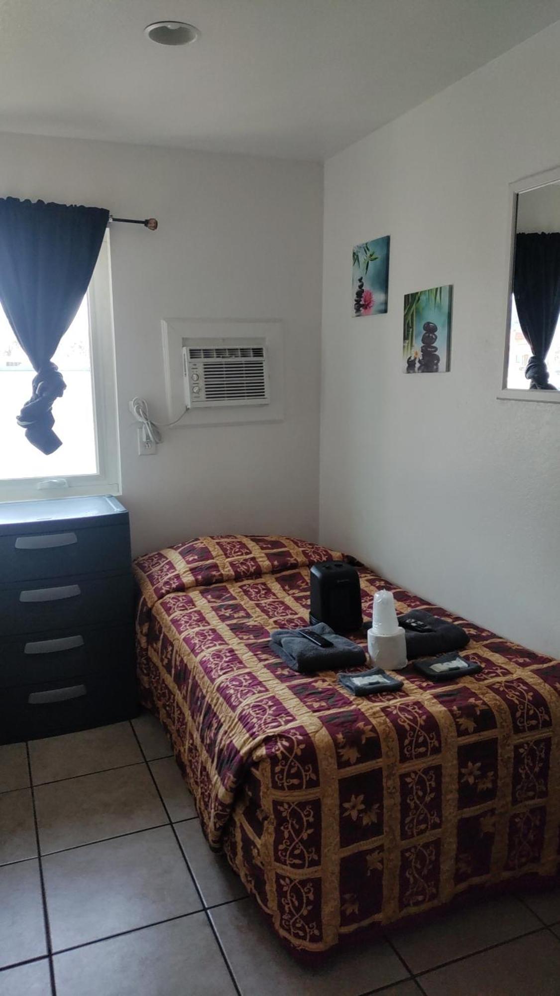 Crown Inn & Suites Spring Valley  Buitenkant foto