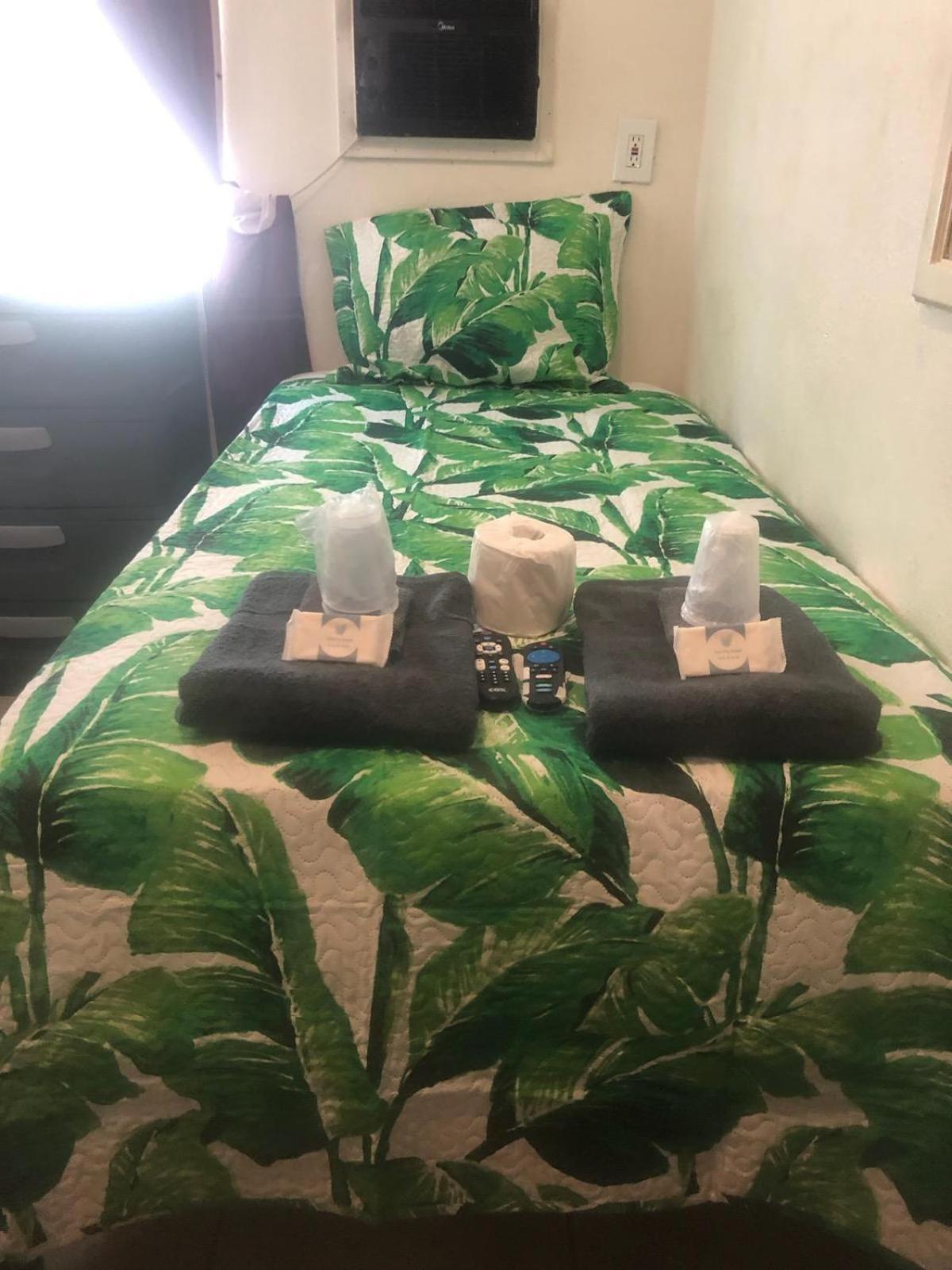 Crown Inn & Suites Spring Valley  Buitenkant foto